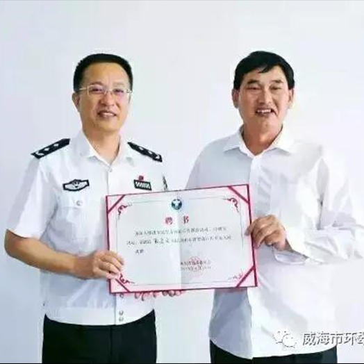 为大衣哥喝彩！“大衣哥”朱之文今天被山东省禁毒委员会聘请为山东省禁毒宣传形象大使啦！！！满满正能量！！！
