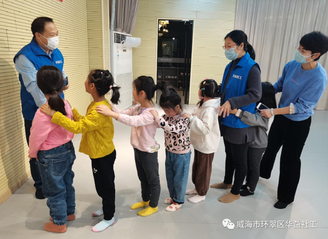 “护童成长，自由飞翔”——体育游戏蜈蚣走